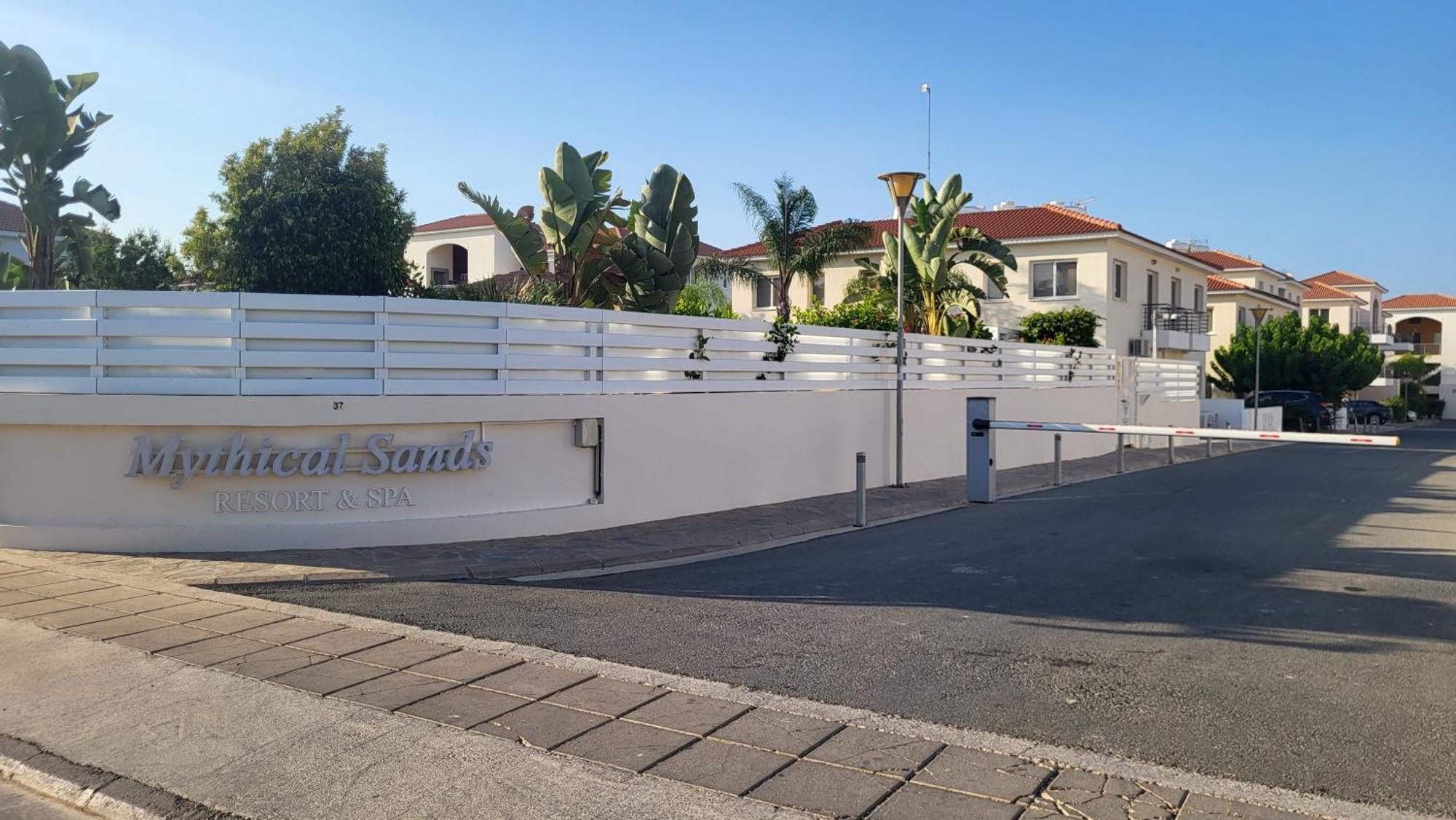 Mythical Sands Resort - Hana Paralimni Bagian luar foto